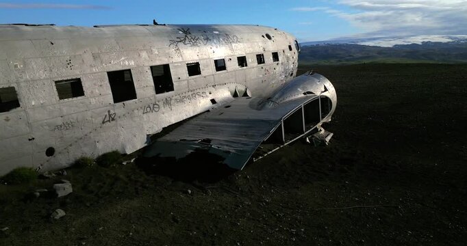 Discover the Abandoned DC-3 Plane on Iceland&rsquo;s S&oacute;lheimasandur Black Sand Desert in Stunning 4K Drone Footage &ndash; A Cinematic Tribute to Isolation, History, and Icelandic Natural Beauty.