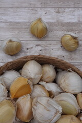 Garlic cloves and whole bulbs in a rustic basket