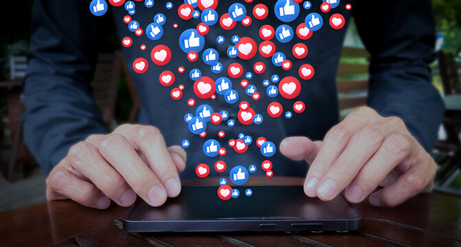 Outdoor Social Media Engagement with Smartphone