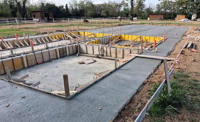 Cantiere edile per formazione di platea e travi di fondazione in cemento armato