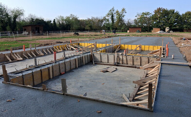 Cantiere edile per formazione di platea e travi di fondazione in cemento armato