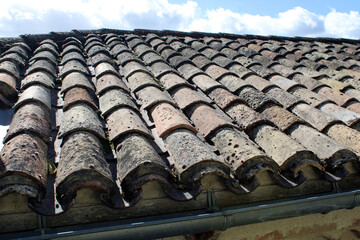 Toiture à nettoyer, avec mousses et lichens