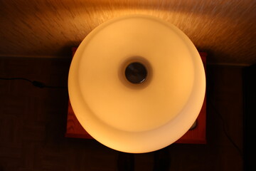 Grande lampe paquebot (de cabine) allumée (vue en plongée)