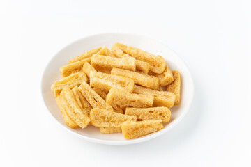 白背景にお皿に入ったきざみ揚げ（油揚げ）