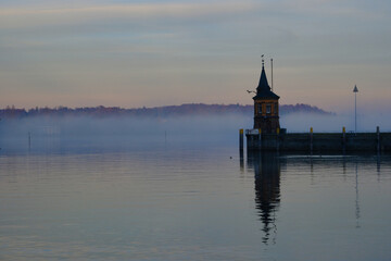 Bodensee, Hafeneinfahrt von Konstanz bei Nebel