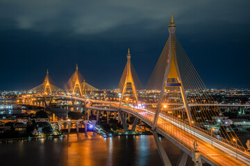 Obraz premium Bangkok City - Beautiful night Chao Phraya river view of Bhumibol Bridge, Thailand.