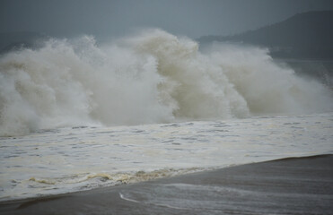 waves breaking on Nha Trang beach before the Kalmaegi storm