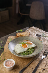 Fried eggs with green peas puree