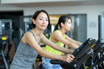 ジムでトレーニングするミドルの女性　撮影協力：スポーツクラブ&サウナスパ ルネサンス 幕張24