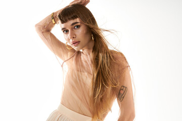 Naklejka premium Young woman showcasing modern fashion with elegant style against bright backdrop