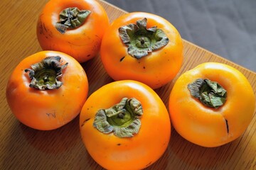 木のテーブルの上の会津身知らず柿2