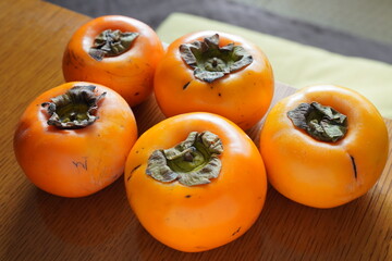 木のテーブルの上の会津身知らず柿