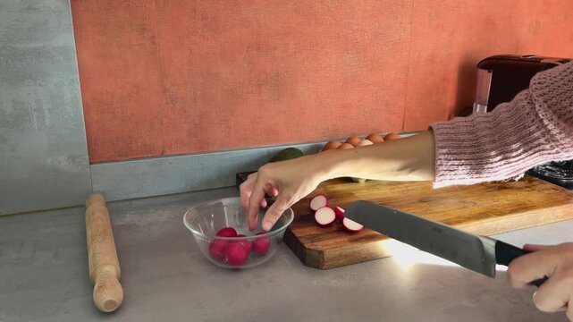Cortando rabanitos frescos en la cocina, Lifestyle