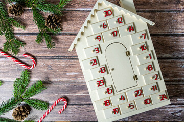 Arrière plan Noël - sucre d'orge - branche de sapins - pomme de pin - planche de bois brut -...