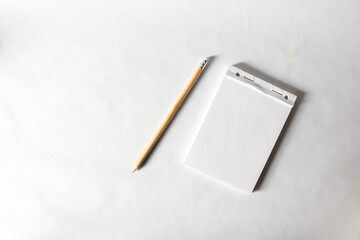 Carnet de note avec un crayon de papier - prendre des notes