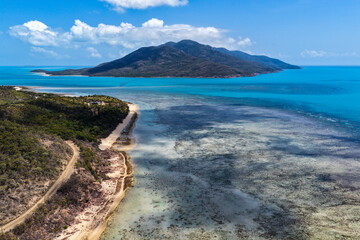 Obraz premium A breathtaking aerial view of Hydeaway Bay on Queensland’s Whitsunday Coast. The turquoise waters, white sandy beaches, and lush tropical landscape create a serene coastal paradise.