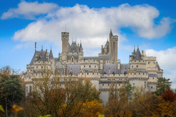 Le château de Pierrefonds en automne depuis les hauteurs de la bute voisine