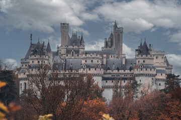 Le château de Pierrefonds en automne depuis les hauteurs de la bute voisine