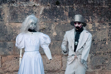 Décoration représentant un mariage maccabre d'Halloween dans la rue en Picardie