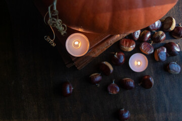 Ambiance automne - anciens livres - bougies - citrouille et châtaignes