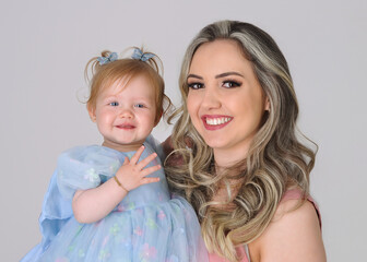 mae com filha bebe menina adoravel  
