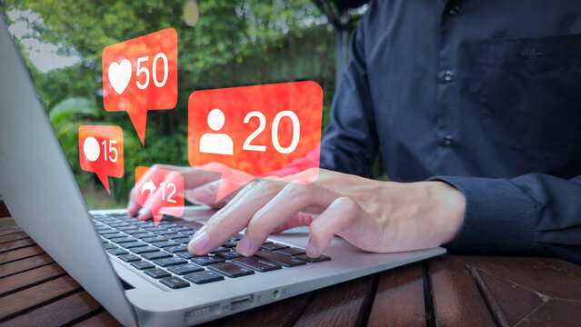 Outdoor Laptop Use with Real-Time Social Media Notifications