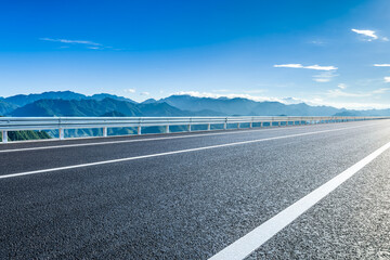 Fototapeta premium Empty asphalt highway road and beautiful mountain natural landscape in the morning