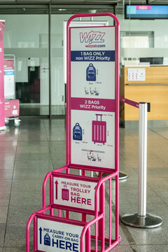 Wizzair Messgestell f&uuml;r Handgep&auml;ck und Trolley am Terminal, Dortmund, Nordrhein-Westfalen, Deutschland