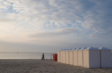 La plage du Nau à l'aube, plage de la commune du Pouliguen. Elle prolonge la plage Benoît et la plage des Libraires pour former la baie du Pouliguen.