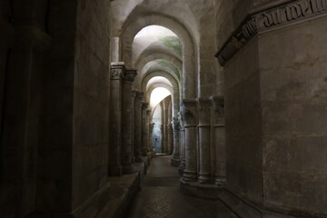 Obraz premium Crypte romane de la basilique Saint Eutrope, ville de Saintes, département de la Charente Maritime, France