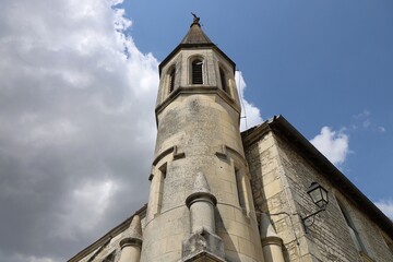 Fototapeta premium Bâtiment typique, vue de l'extérieur, ville de Saintes, département de la Charente Maritime, France
