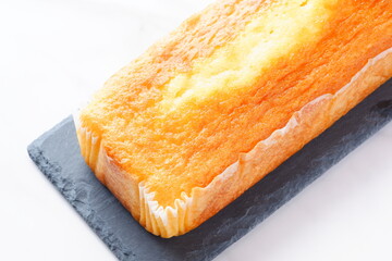 パウンドケーキ - 焼きたてでおいしそうなパウンドケーキで、おやつの時間
