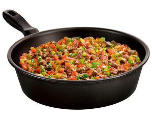 panela antiaderente com picadinho de carne bovina com legumes isolado em fundo transparente