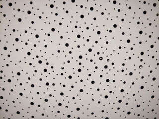 Lochmuster in einer weißen Platte