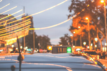 Taxi libre en Barcelona esperando un pasajero en una tarde de Navidad 