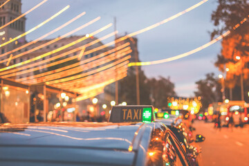 Taxi libre en Barcelona con luces de Navidad de fondo