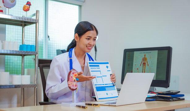 A female doctor examines a patient and explains her diagnosis to him via social media.