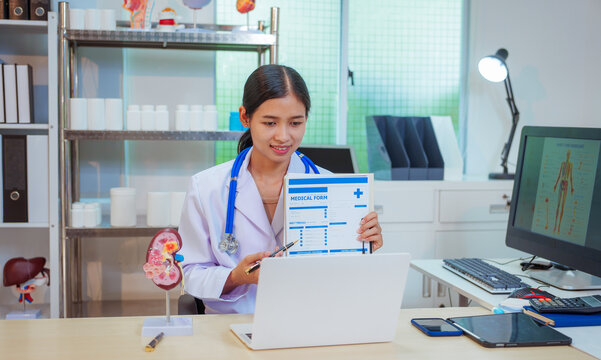A female doctor examines a patient and explains her diagnosis to him via social media. - Powered by Adobe