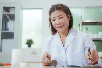 A female doctor examines a patient and explains her diagnosis to him via social media.