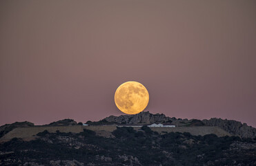 Alba di luna piena su Caprera