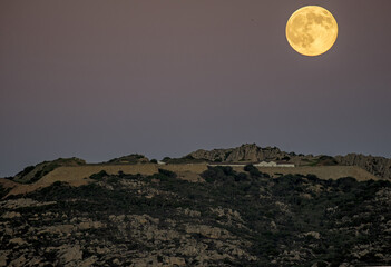 Alba di luna piena su Caprera