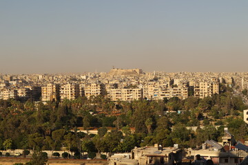 Obraz premium The Citadel of Aleppo, the oldest and largest castle in the world, stands in the city center like a coffee cup on a saucer — a majestic symbol of Syria’s ancient history and cultural heritage.