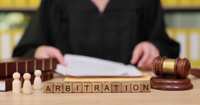 Understanding arbitration procedures in a courtroom setting with clear explanations and visual aids