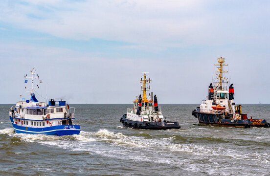 CUXHAVEN, DEUTSCHLAND &ndash; 09.0.2021: Die Schlepper WULF 5 und WULF 9 sowie das Passagierschiff JAN CUX II auf der ELBE h&ouml;he CUXHAVEN