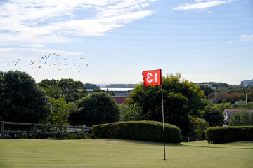 13番ホールにはためく赤いピンフラッグ