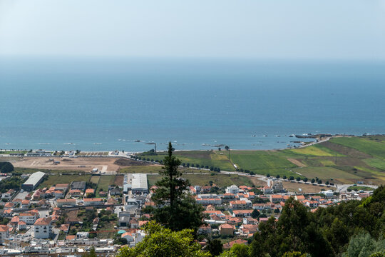 Parte da cidade de Viana do Castelo com o oceano atl&acirc;ntico ao fundo em Portugal