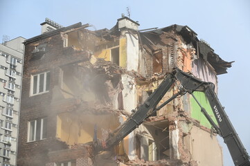 Rozbiórka kamienicy przy ulicy Grzybowskiej 46 w Warszawie, pażdziernik 2025 r. Był to dom, w którym Stanisław Bareja kręcił sceny do filmu "poszukiwany, poszukiwana". © Jarek Zuzga