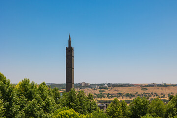 Obraz premium Hazreti Suleyman Mosque's minaret among the trees.
