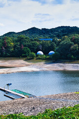 Fototapeta premium 愛知県犬山市の入鹿池に浮かぶワカサギ釣りのボート