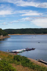Fototapeta premium 愛知県犬山市の入鹿池に浮かぶワカサギ釣りのボート